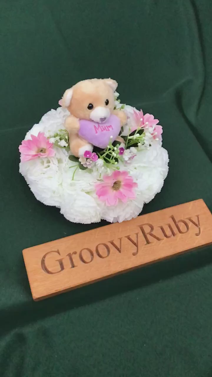 Load and play video in Gallery viewer, Mum&amp;#39;s Posy - Bear With Lilac Heart
